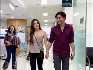 Kevin Aprilio Ngidam Makanan di Bandara Saat Istri Hamil