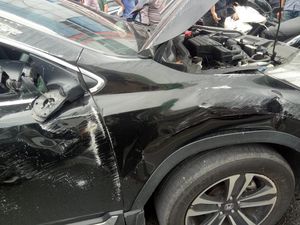 Heboh Anak Sekolah Bawa Mobil Tabrak Mobil Showroom di Medan
