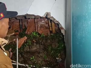 Berawal dari Gemuruh, Longsor Jebol Rumah di Sumedang