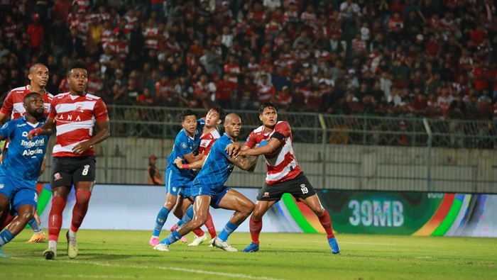 Laga Persib vs Madura United