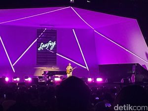 Aksi Laufey di Hari Pertama BNI Java Jazz Festival 2024
