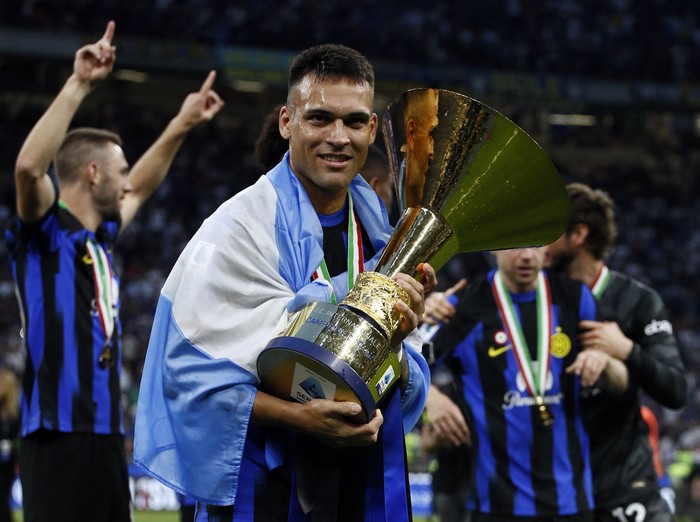 Soccer Football - Serie A - Inter Milan v Lazio - San Siro, Milan, Italy - May 19, 2024 Inter Milans Lautaro Martinez celebrates with the trophy after winning the Serie A REUTERS/Alessandro Garofalo