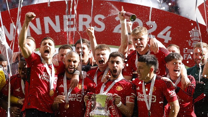 Soccer Football - FA Cup - Final - Manchester City v Manchester United - Wembley Stadium, London, Britain - May 25, 2024 Manchester Uniteds Bruno Fernandes celebrates with the trophy and teammates after winning the FA Cup Action Images via Reuters/Andrew Couldridge