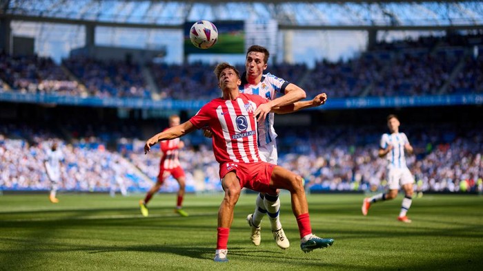 SAN SEBASTIAN, SPAIN - MAY 25: Jon Pacheco (back) of Real Sociedad competes for the ball with Marcos Llorente of Atletico Madrid during the LaLiga EA Sports match between Real Sociedad and Atletico Madrid at Reale Arena on May 25, 2024 in San Sebastian, Spain. (Photo by Ion Alcoba Beitia/Getty Images)