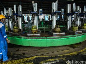 Mengintip Pengisian Gas Elpiji 3 Kg di SPBBE Tanjung Priok