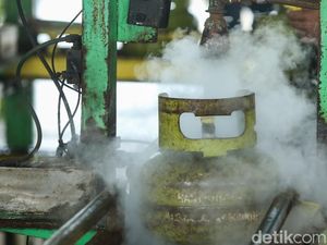 Momen Mengerikan Gas Elpiji Meledak saat IRT Sibuk Nyuci Piring