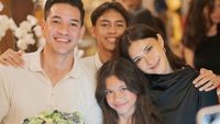10 Momen Manis Nana Mirdad Saat Makan Bersama Suami dan Anaknya