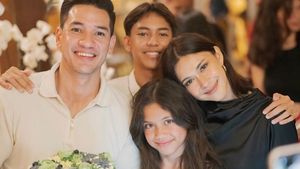 10 Momen Manis Nana Mirdad Saat Makan Bersama Suami dan Anaknya