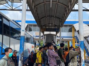 Puluhan Ribu Masyarakat Padati Terminal Purabaya Saat Long Weekend Waisak Puluhan Ribu Masyarakat Padati Terminal Purabaya Saat Long Weekend Waisak