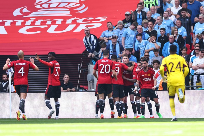 Piala FA LONDON, ENGLAND - MAY 25: Alejandro Garnacho of Manchester United celebrates after scoring a goal to make it 0-1 during the Emirates FA Cup Final match between Manchester City and Manchester United at Wembley Stadium on May 25, 2024 in London, England.(Photo by Robbie Jay Barratt - AMA/Getty Images)