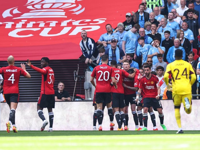 LONDON, ENGLAND - MAY 25: Alejandro Garnacho of Manchester United celebrates after scoring a goal to make it 0-1 during the Emirates FA Cup Final match between Manchester City and Manchester United at Wembley Stadium on May 25, 2024 in London, England.(Photo by Robbie Jay Barratt - AMA/Getty Images)