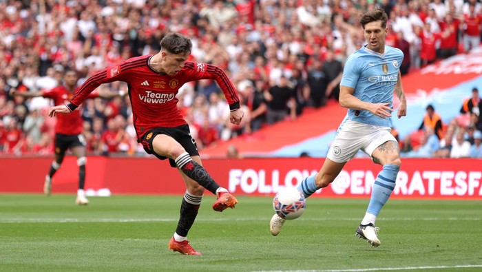 LONDON, ENGLAND - MAY 25: Alejandro Garnacho of Manchester United scores his teams first goal during the Emirates FA Cup Final match between Manchester City and Manchester United at Wembley Stadium on May 25, 2024 in London, England. (Photo by Alex Pantling/Getty Images )