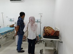 Pj Bupati OKI Jenguk Korban Laka Bus Study Tour SDN OKU Timur