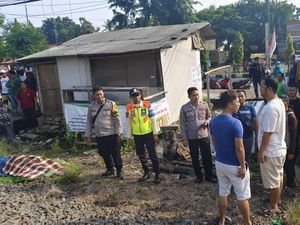 Hendak Nyebrang, Lansia Tewas Tertabrak Kereta Api Rangkasbitung-Merak
