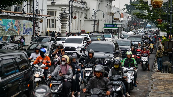 Potret Kemacetan di Kota Bandung Saat Libur Panjang Kendaraan terjebak kemacetan di Jalan Asia Afrika, Bandung, Jawa Barat, Sabtu (25/5/2024). Libur panjang dan cuti bareng Waisak 2568 menghasilkan beberapa jalan protokol di Kota Bandung, mengalami kemacetan akhir tingginya kunjungan pelancong dari banyak sekali daerah. ANTARA FOTO/Raisan Al Farisi/Spt.