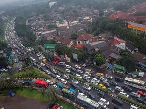 80 Ribu Kendaraan Masih Berada di Jalur Puncak Bogor Siang Ini