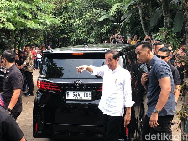 Momen Jokowi Sekeluarga Liburan di Jogja: Piknik ke Borobudur-Sepedaan