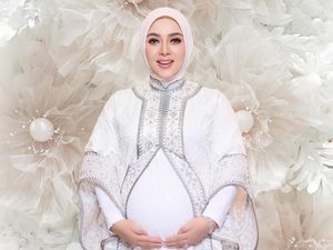 7 Bulanan Syahrini Tetap Lanjut Tanpa Kehadiran Mertua 7 Bulanan Syahrini Tetap Lanjut Tanpa Kehadiran Mertua