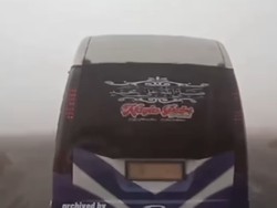 Viral Rombongan Elf Masuk Lautan Pasir Bromo