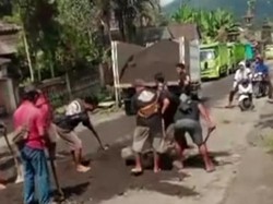 Viral, Sejumlah Sopir Truk Tambal Sendiri Jalan Berlubang di Karangasem
