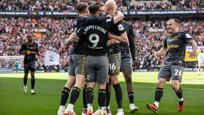 LONDON, ENGLAND - MAY 26: Southamptons Adam Armstrong celebrates scoring his sides first goal with team mates during the Sky Bet Championship Play-Off Final match between Leeds United and Southampton at Wembley Stadium on May 26, 2024 in London, England.(Photo by Andrew Kearns - CameraSport via Getty Images)