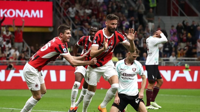 MILAN, ITALY - MAY 25: Olivier Giroud of AC Milan celebrates scoring his teams second goal with teammates during the Serie A TIM match between AC Milan and US Salernitana at Stadio Giuseppe Meazza on May 25, 2024 in Milan, Italy. (Photo by Marco Luzzani/Getty Images)
