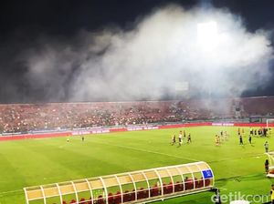 Asap Flare dan Kembang Api Ganggu Laga Bali United Vs Borneo FC