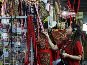 Beragam Kerajinan Dipamerkan di Bazar Pekan Gawai Dayak Kalbar