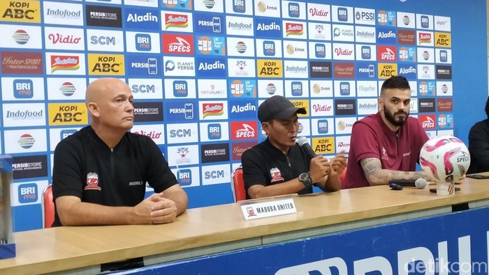 Caretaker Madura United Rkahmat Basuki dalam konferensi pers usai laga.