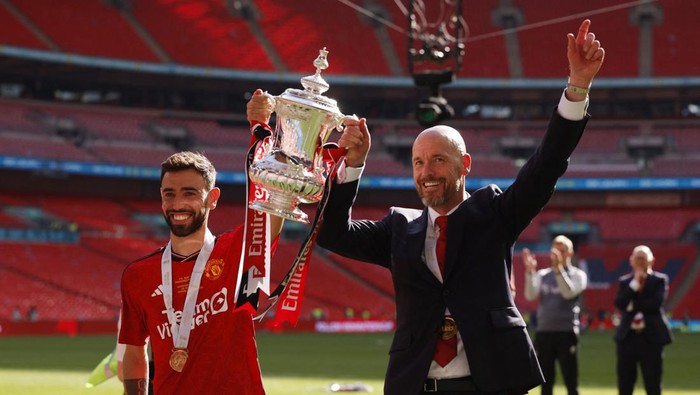 Soccer Football - FA Cup - Final - Manchester City v Manchester United - Wembley Stadium, London, Britain - May 25, 2024 Manchester Uniteds Bruno Fernandes and manager Erik ten Hag celebrate with the trophy after winning the FA Cup Action Images via Reuters/Andrew Couldridge