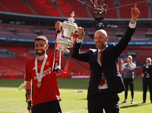 Duh, MU Tarik Uang Fans yang Mau Foto Bareng Trofi FA Cup Duh, MU Tarik Uang Fans yang Mau Foto Bareng Trofi FA Cup