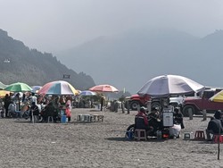 Suasana Gunung Bromo Dipadati Pengunjung saat Libur Waisak