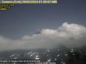 Gunung Semeru Erupsi Dua Kali dengan Ketinggian Abu Vulkanik 500 Meter Gunung Semeru Erupsi Dua Kali dengan Ketinggian Abu Vulkanik 500 Meter