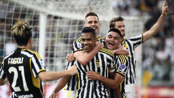 Soccer Football - Serie A - Juventus v Monza - Allianz Stadium, Turin, Italy - May 25, 2024 Juventus Alex Sandro celebrates scoring their second goal with teammates REUTERS/Massimo Pinca