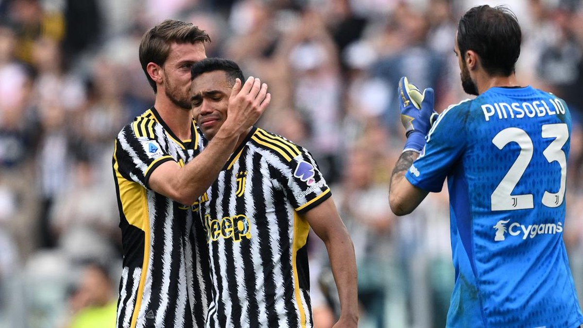 Daniele Rugani memelu Alex Sandro yang sedang menangis. (Foto: Getty Images/Image Photo Agency)