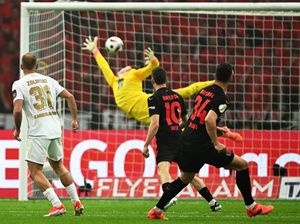 Angka 25 dalam Karier Xhaka yang Baru Angkat Trofi Lagi