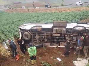 Mobil Elf Angkut Wisatawan Terguling di Dieng, Begini Pengakuan Sopir Mobil Elf Angkut Wisatawan Terguling di Dieng, Begini Pengakuan Sopir