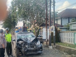 Brakk! Mobil Tabrak Motor di Sumpiuh Banyumas, 2 Orang Tewas