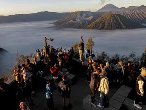 Katanya Sunrise Terindah, tapi yang Bisa Dilihat Cuma Keramaian Katanya Sunrise Terindah, tapi yang Bisa Dilihat Cuma Keramaian
