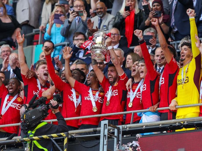 LONDON, ENGLAND - MAY 25: Manchester United's captain Bruno Fernandes lifts the trophy with teammates during the Emirates FA Cup Final match between Manchester City and Manchester United at Wembley Stadium on May 25, 2024 in London, England.(Photo by Alex Dodd - CameraSport via Getty Images)