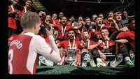 Martin Ødegaard, pemain Arsenal, jadi fotografer pesta juara MU di Piala FA. Foto: dok. Internet/X (Twitter)