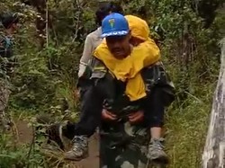 Momen Pendaki Wanita Hipotermia di Gunung Bawakaraeng Dievakuasi Tim SAR