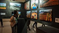 Melihat Pameran Foto Hari Anti Tambang di Palu