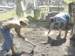 Makam Peneleh Surabaya Dibersihkan, Lantai Berusia 1 Abad Ditemukan!