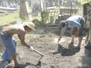 Lantai Berusia 1 Abad Ditemukan Saat Kegiatan Land Clearing Makam Peneleh Lantai Berusia 1 Abad Ditemukan Saat Kegiatan Land Clearing Makam Peneleh