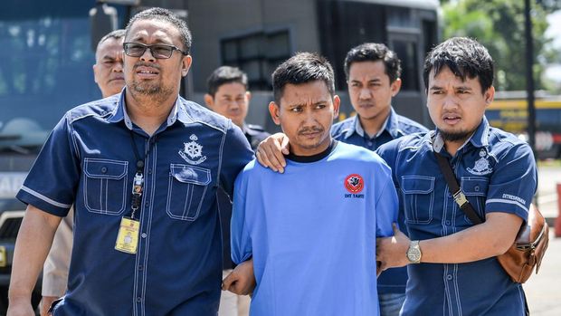 Petugas Kepolisian menggiring tersangka kasus pembunuhan Pegi Setiawan untuk dihadirkan pada konvensi pers nan digelar di Gedung Ditreskrimum Polda Jabar, Bandung, Jawa Barat, Minggu (26/5/2024). Polda Jabar sukses menangkap Pegi Setiawan namalain perong atas dugaan kasus pembunuhan Vina Dewi Arsita dan Muhammad Rizky nan terjadi di Cirebon pada tahun 2015 silam. ANTARA FOTO/Raisan Al Farisi