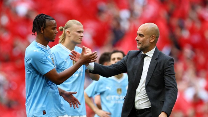 Soccer Football - FA Cup - Final - Manchester City v Manchester United - Wembley Stadium, London, Britain - May 25, 2024 Manchester City manager Pep Guardiola and Manuel Akanji look dejected after the match REUTERS/Hannah Mckay