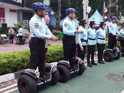 Polisi Wisata Bersepatu Roda Amankan Car Free Day di HI