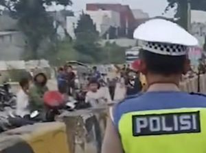 Polisi Bubarkan Kerumunan Warga Tunggu Klakson Basuri di Exit Tol Sawangan