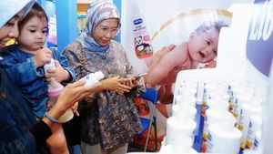 Potret Ibu Jeli Milih Produk Perawatan Anak dan Bayi